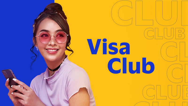 Mujer sonriendo con lentes rosa de sol