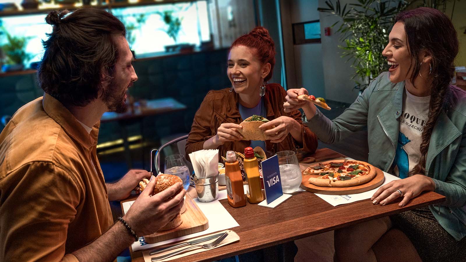 amigos en un restaurante