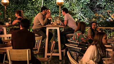 Gente comiendo