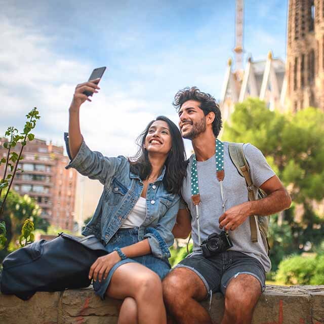 pareja tomandose una selfie en la sagrada familia, barcelona