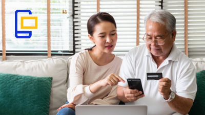 Personas pagando online + icono celular con tarjeta de crédito
